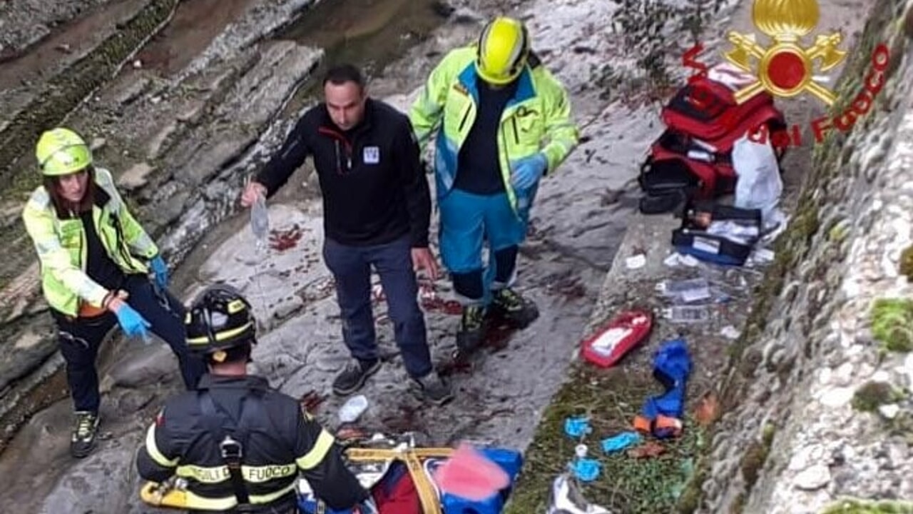 Grave incidente, uomo cade 10 metri durante raccolta olive