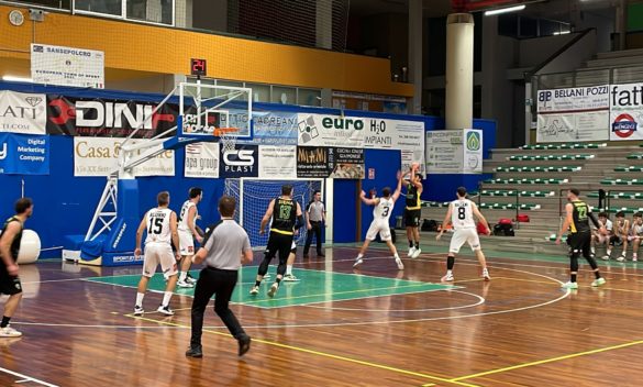 I Dukes di Sansepolcro vincono 76-73 contro la Vismederi Costone Siena in una partita di basket.