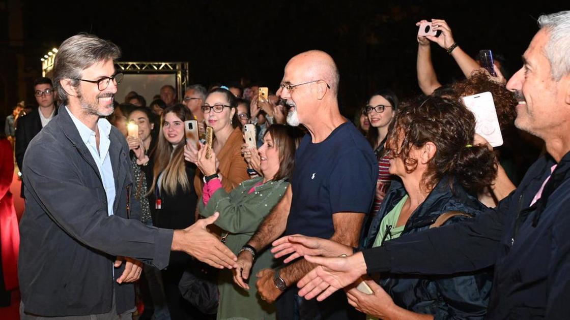 Il Lucca Film Festival celebra il glamour del red carpet, portando nuova linfa a questa affascinante città.