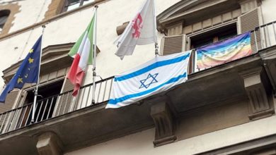 Il sindaco Nardella esibisce la bandiera di Israele su Palazzo Vecchio.