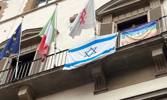 Il sindaco Nardella esibisce la bandiera di Israele su Palazzo Vecchio.