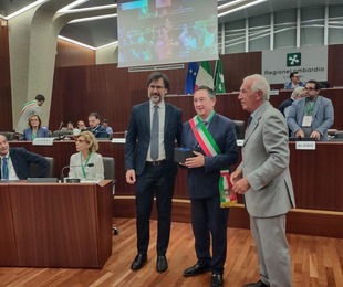 Il sindaco Primo Bosi di Vaiano premiato con il dodecaedro di cristallo per la governance esemplare dal Consiglio d'Europa.