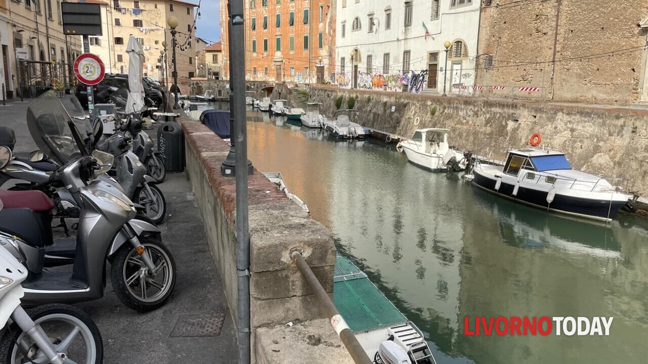 Imbroglione ubriaco inciampa e finisce nei fossi da una spalletta