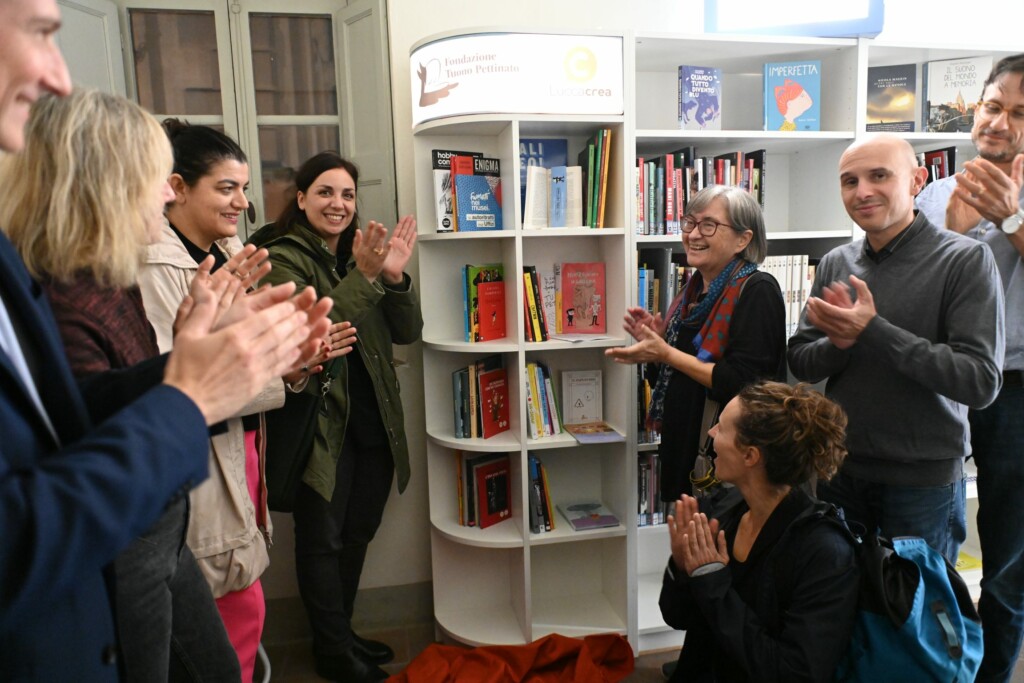Inaugurato scaffale dedicato a Tuono Pettinato, artista, alla biblioteca civica Agorà - NoiTV