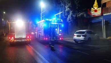 Incendio in negozio elettrico di Prato, famiglie evacuate
