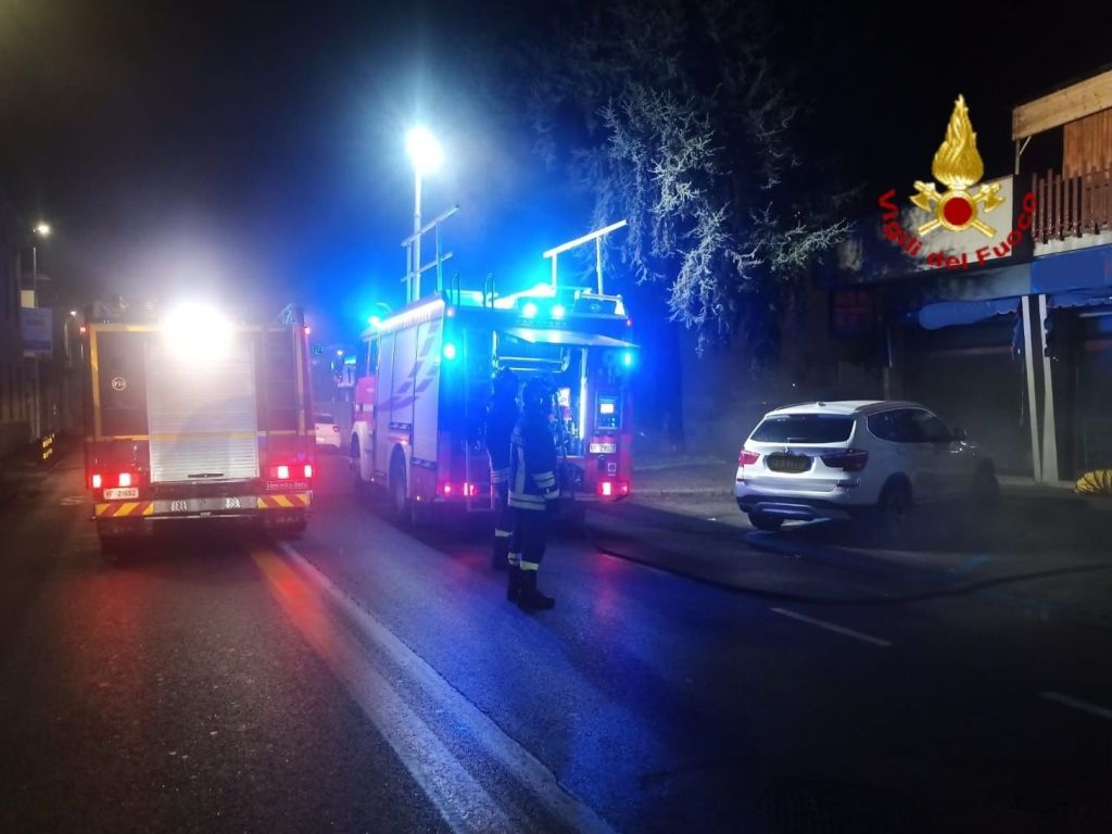 Incendio in negozio elettrico di Prato, famiglie evacuate