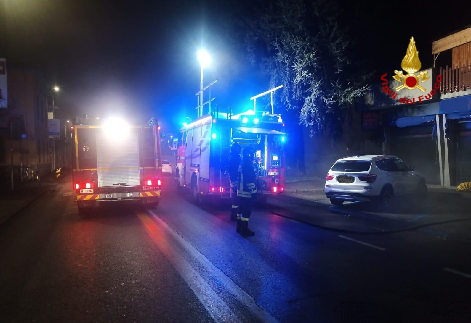 Incendio in negozio, famiglie evacuate