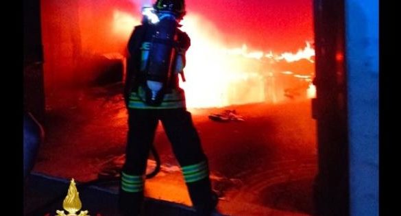 Incendio nel pronto moda Prato, nessun danno fisico