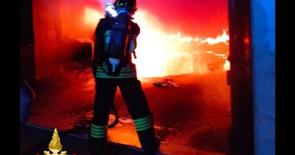 Incendio nel pronto moda Prato, nessun danno fisico