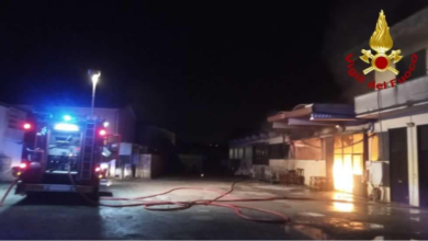 Incendio notturno devastante nel calzaturificio di Capannori - Prima Firenze.