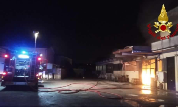 Incendio notturno devastante nel calzaturificio di Capannori - Prima Firenze.