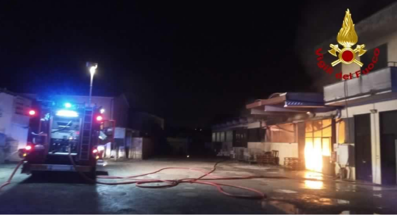 Incendio notturno devastante nel calzaturificio di Capannori - Prima Firenze.