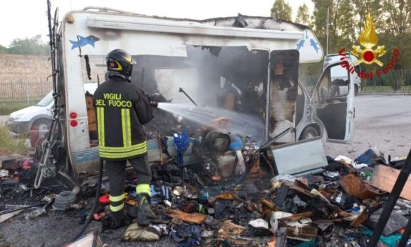 Incidente a Livorno, camper in fiamme con bombole di gas a rischio - Prima Firenze
