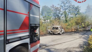 Incidente al Rally Città di Pistoia, macchina in fiamme, intervento dei pompieri