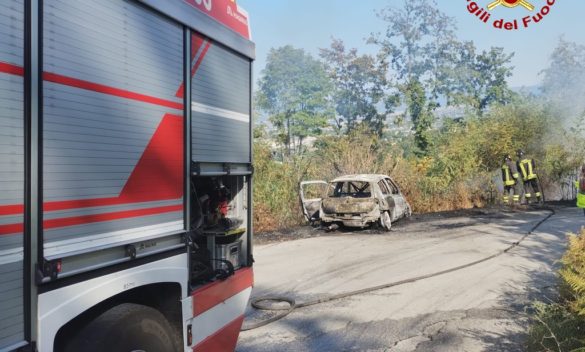 Incidente al Rally Città di Pistoia, macchina in fiamme, intervento dei pompieri