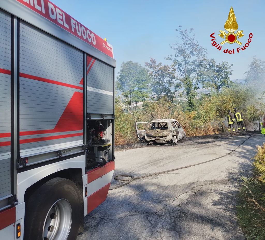 Incidente al Rally Città di Pistoia, macchina in fiamme, intervento dei pompieri