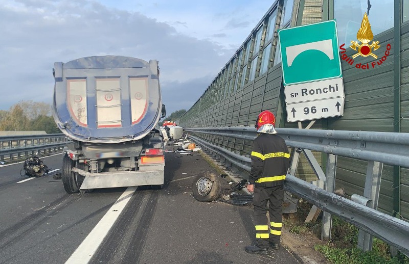 Incidente in A1, coda di 8 km tra furgone e mezzo pesante