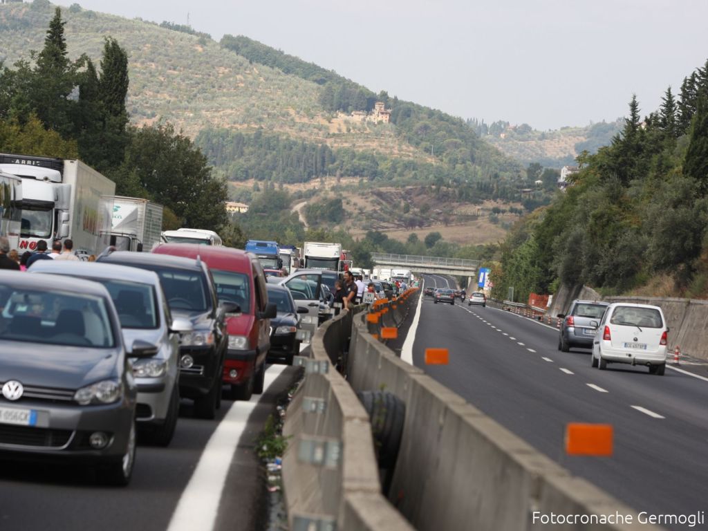 Incidente nella galleria fiorentina, traffico paralizzato da auto in fiamme.