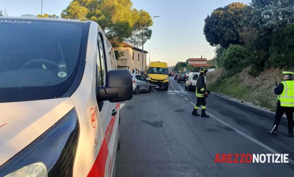 Incidente, scuolabus e auto coinvolti, tre bambini ospedalizzati.