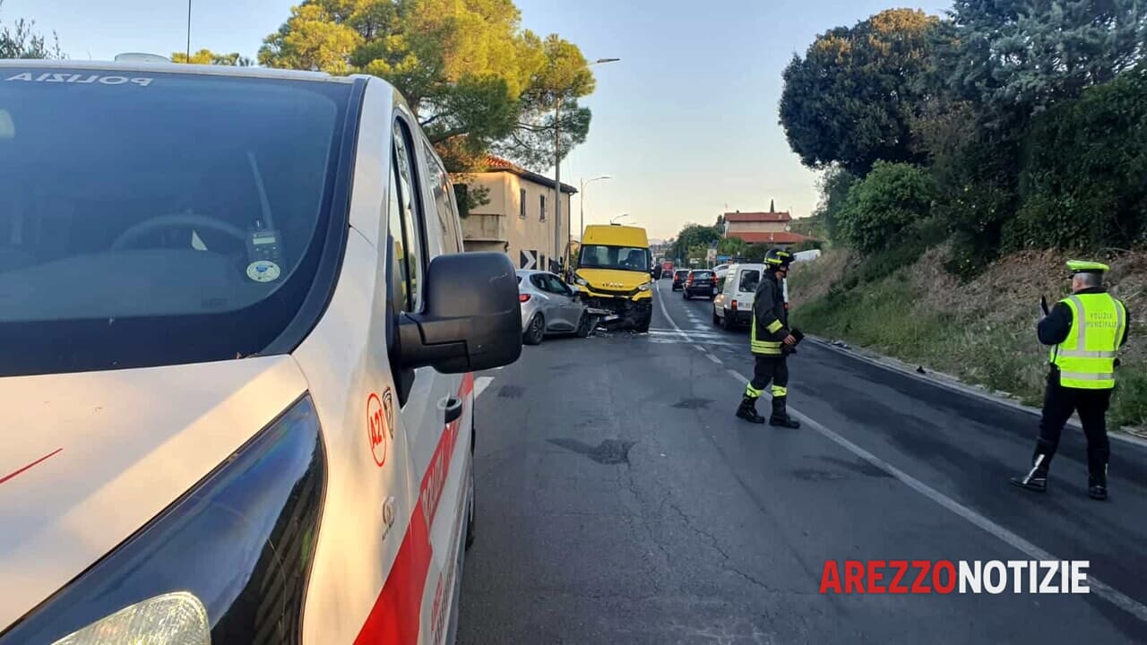 Incidente, scuolabus e auto coinvolti, tre bambini ospedalizzati.