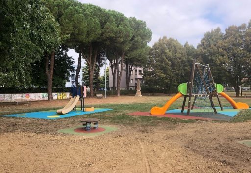 Innovativi giochi nel giardino di Via Don Facibeni a Casale, divertimento garantito.