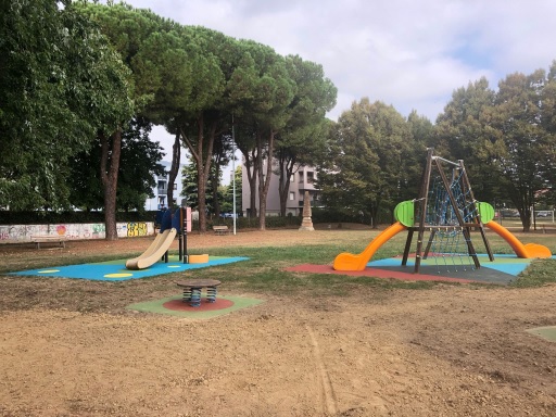 Innovativi giochi nel giardino di Via Don Facibeni a Casale, divertimento garantito.