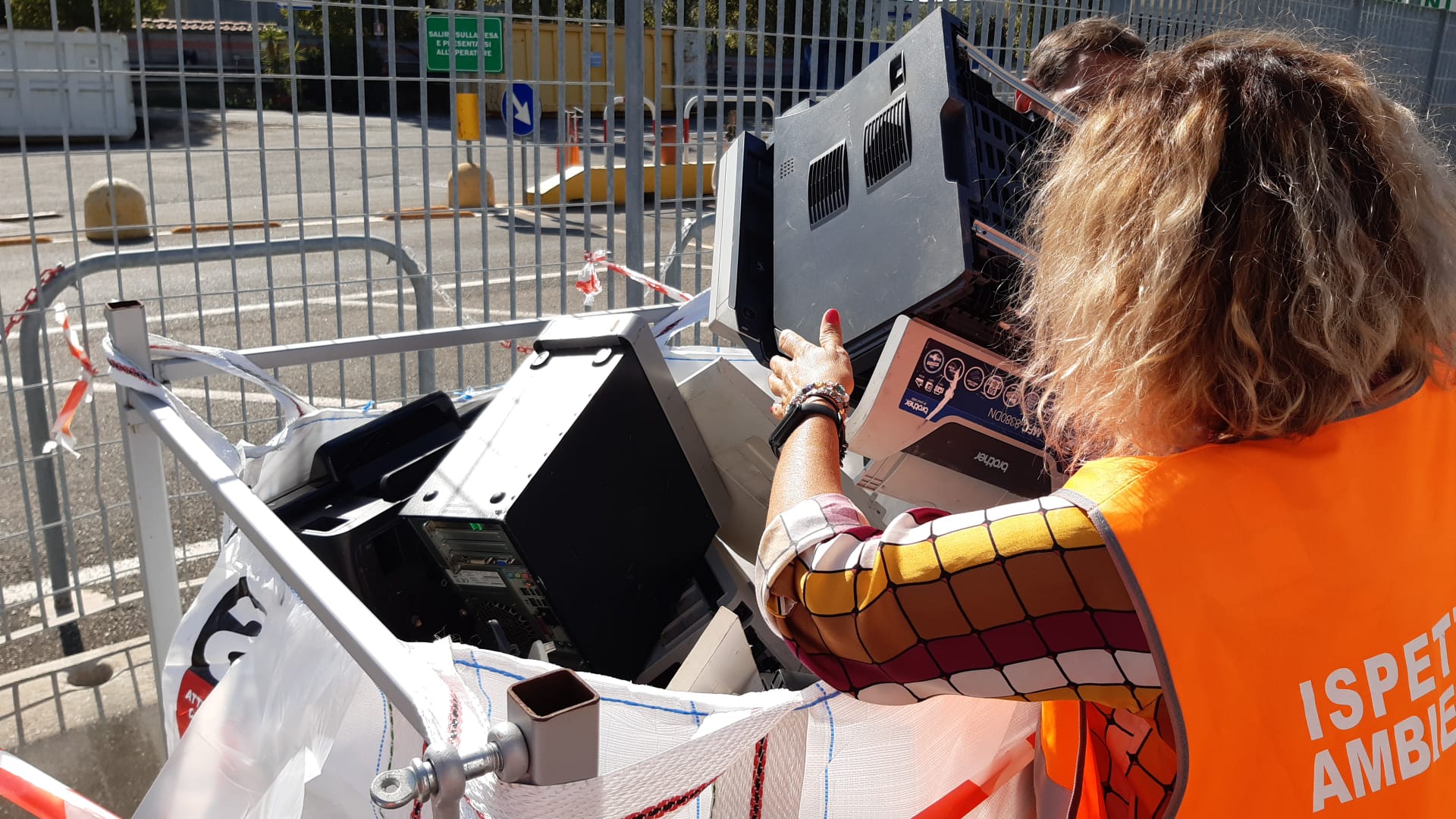 Mercato Centrale abbandono rifiuti elettronici