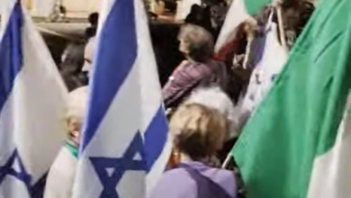 Israele, unite in solidarietà, piazza riempita di bandiere e fiaccole.