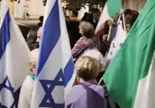 Israele, unite in solidarietà, piazza riempita di bandiere e fiaccole.