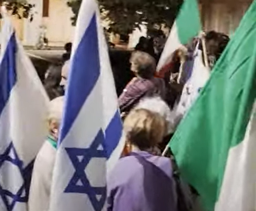 Israele, unite in solidarietà, piazza riempita di bandiere e fiaccole.