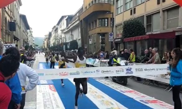 Kipkemboi Too trionfa nello spettacolo maratonina, mentre Bekele Tola fa la storia.