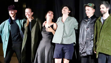 La commedia post-moderna 'Il piano' al teatro Virginian, un'esplosione di allegria