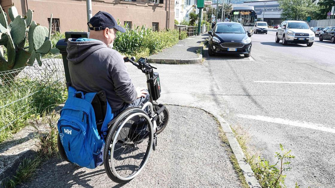 La difficile esperienza di un disabile sui mezzi pubblici, inciviltà e ostacoli.