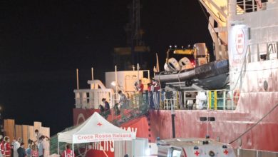 La nave Life Support a Livorno accoglie 69 migranti compresi una bimba disabile