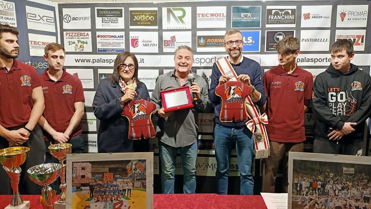 Ladro "ripulisce" spogliatoi al palasport Le Caselle, fermato presidente Sba.