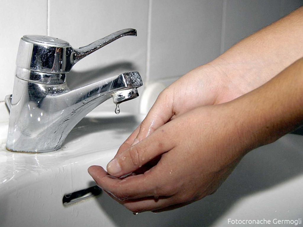 Lavori sulla rete idrica tra ponte all'Indiano e Cascine, disagi per mancanza d'acqua.