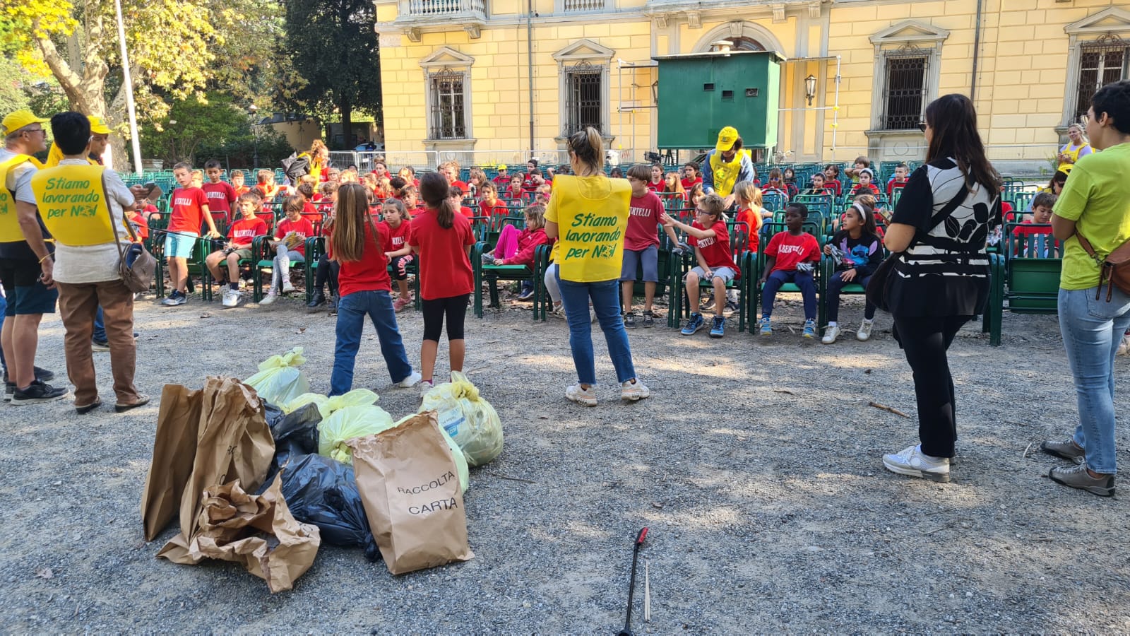 Legambiente Livorno coinvolge 150 alunni in Puliamo il mondo presso Villa Fabbricotti.