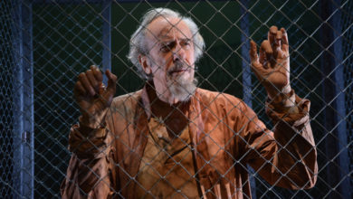 Leonardo Petrillo porta in scena Ezra in gabbia al Teatro della Pergola