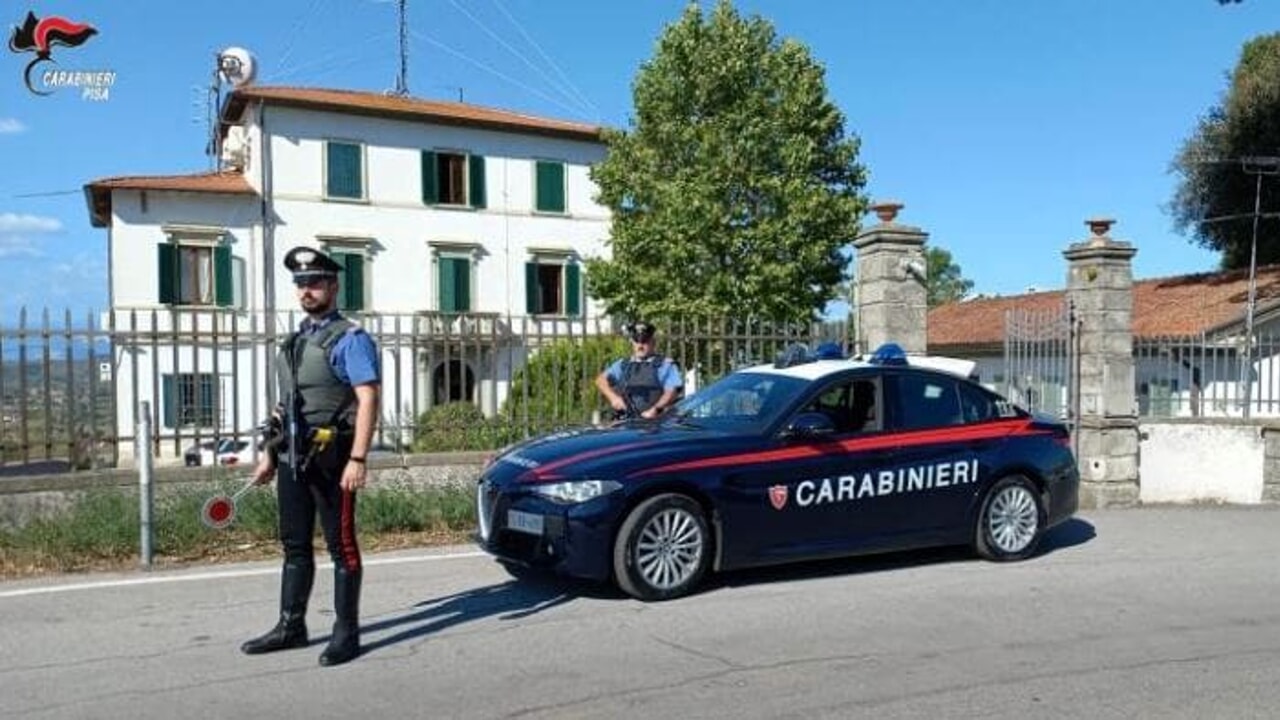 Litigano, poi si autolesiona per incolpare un giovane.