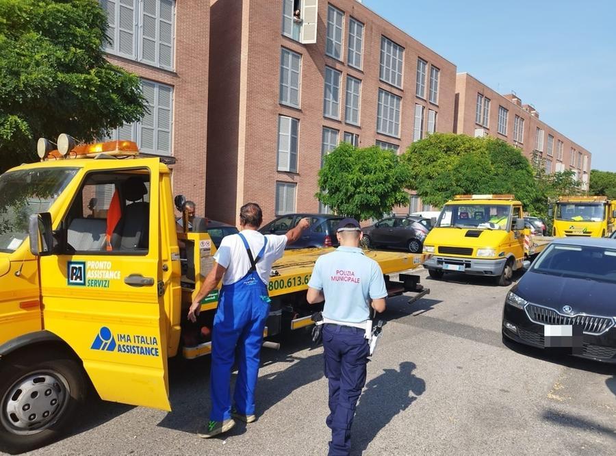 Livorno, cinque auto senza assicurazione rimosse da via Amendola.