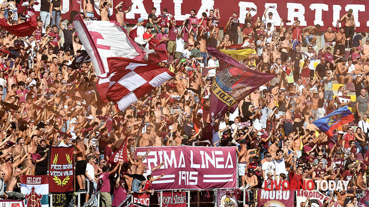 Livorno diffidato per lancio bottiglie in campo, richiamo ai tifosi per comportamento corretto.