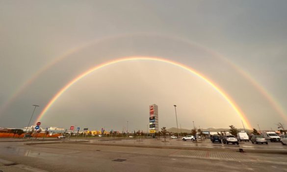 Livorno incanta con un arcobaleno durante l'allerta arancione