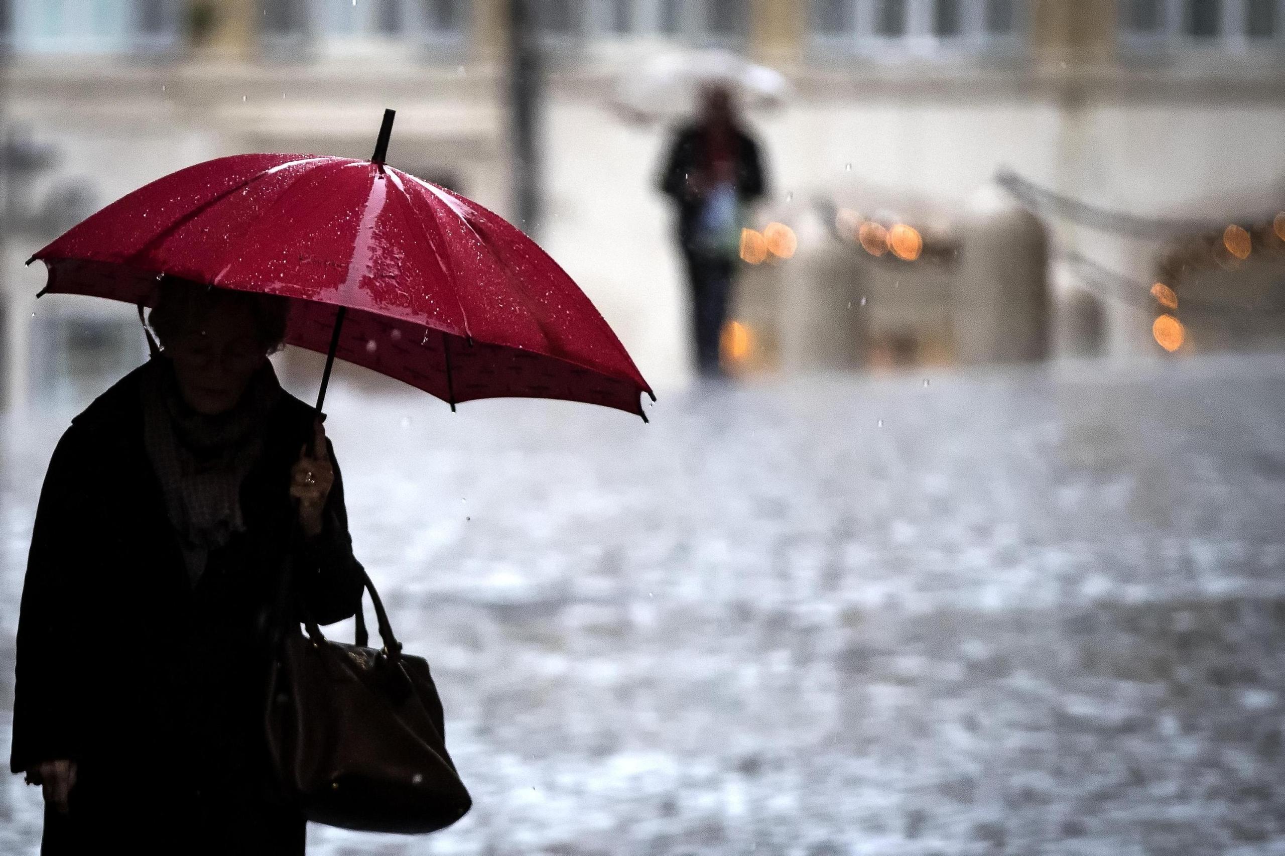 Livorno, scuole chiuse per allerta arancione. Parchi e cimiteri vietati.