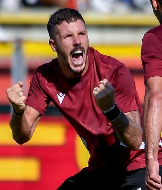 Livorno's Giordani embodies goal-scoring prowess and determination as team leader.