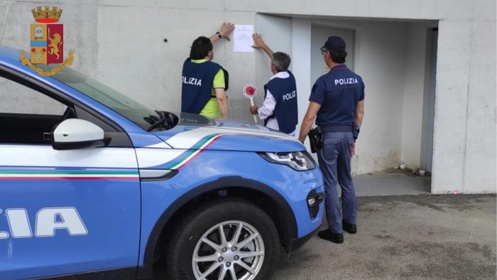 Locali a Firenze chiusi per pericolo sicurezza .