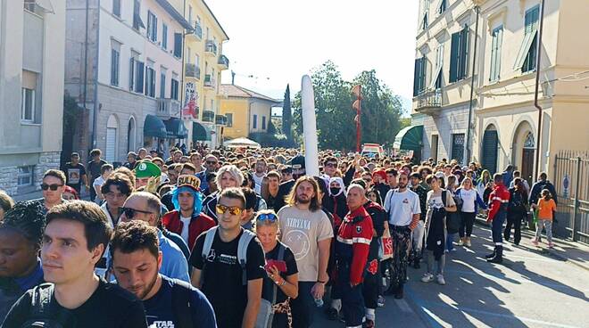 folla passerella della stazione