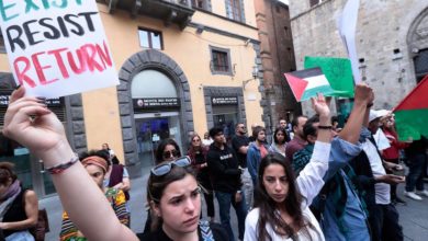 Manifestazione a Siena per la Palestina, slogan e striscioni invocano la pace