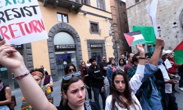 Manifestazione a Siena per la Palestina, slogan e striscioni invocano la pace