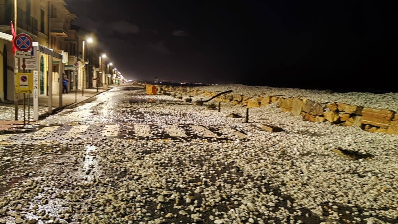 Mareggiata a Marina di Pisa, strada coperta da ghiaia e porto allagato