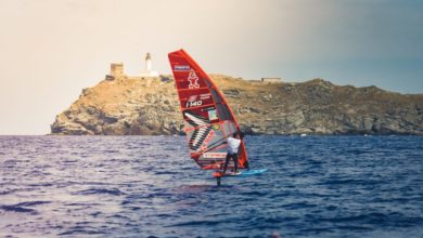 Matteo Iachino attraversa il mare da Sardegna a Livorno in windsurf.